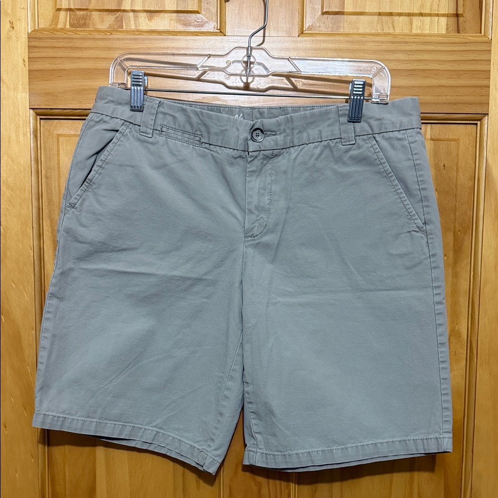 GAP Women's Boyfriend Roll-Up Khaki Bermuda Shorts, Size 6.